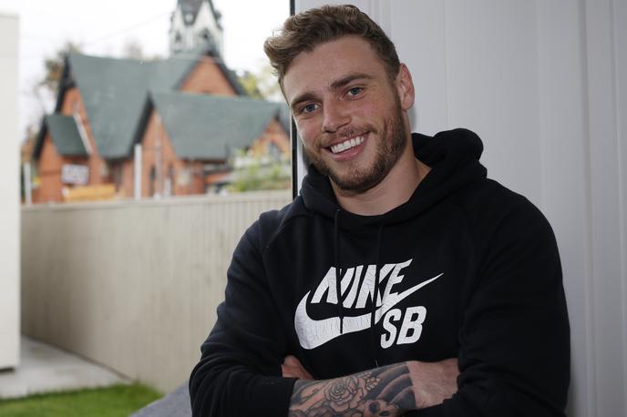 Gus Kenworthy | Ameriško-britanski smučar prostega sloga Gus Kenworthy, znan po javnem razkritju istospolne usmerjenosti in prizadevanjih za rešitev potepuških psov, je na predzadnji dan olimpijskih iger v Pekingu, z 8. mestom v snežnem žlebu, končal svojo športno kariero.  | Foto Guliverimage