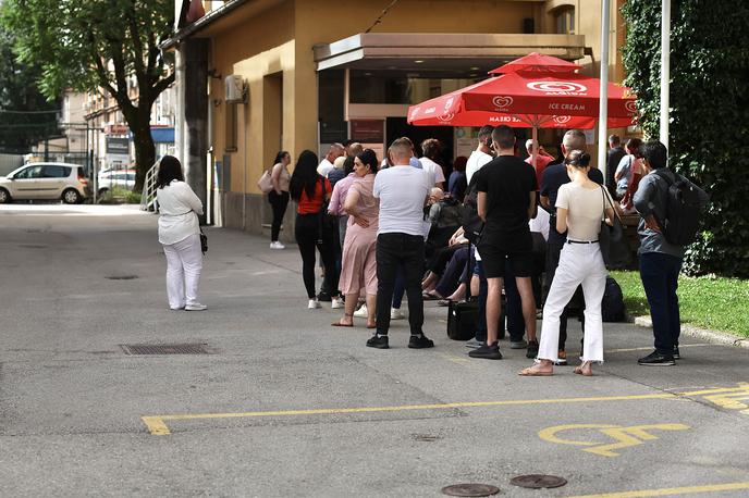 Stavka upravna enota Ljubljana | Na večini upravnih enot so stavko začeli 13. marca, sprva v obliki stavkovnih sred, od 15. maja naprej pa so na delu upravnih enot stavko še zaostrili in je ta potekala vsakodnevno. S stavko so zahtevali dvig plač za sedem plačnih razredov, izenačitev nazivov zaposlenih na enotah z nazivi na ministrstvih, uvedbo dodatka za gotovinsko poslovanje in povečanje kadrovskega načrta na določenih enotah. | Foto Ana Kovač