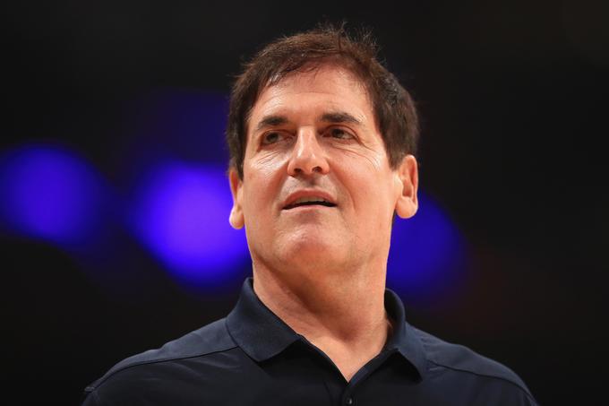 Mark Cuban je zagonski kapital za svoje številne naložbe in plemenitenje premoženja dobil ob prelomu tisočletja s prodajo svojega tehnološkega podjetja Broadcast.com, katerega solastnik je bil, takratnemu internetnemu velikanu Yahoo! za več kot pet milijard ameriških dolarjev. Večinski lastnik košarkarskega kluba Dallas Mavericks je postal januarja 2000. | Foto: Getty Images