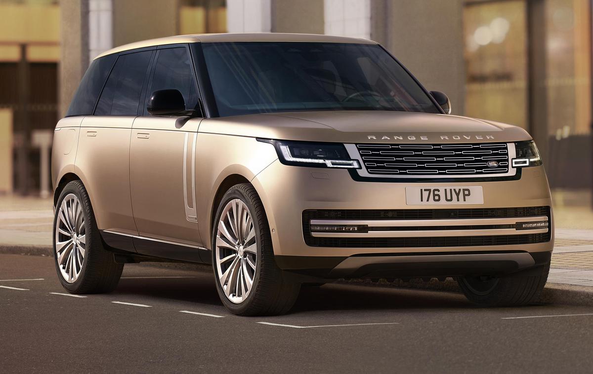 Range Rover | Land Rover je predstavil peto generacijo range roverja. Ta nima štirivaljnih motorjev, zato pa v ponudbi ohranja motor V8, dodali so tudi priključno hibridno in kmalu tudi povsem električno različico. | Foto Land Rover