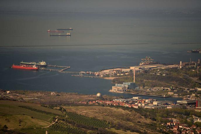 Tržaški zaliv - Trst, plin | Člani tržaške podružnice AAG so Evropskemu parlamentu že posredovali peticijo, v kateri opozarjajo na kršitve postopkov, med drugim tudi na nedostopnost informacij.  | Foto STA