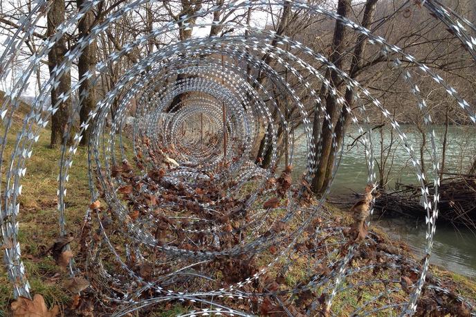 ograja | "Ograja je bila postavljena kot začasen instrument," je na seji vlade dejala ministrica za notranje zadeve Tatjana Bobnar. | Foto Bojan Puhek