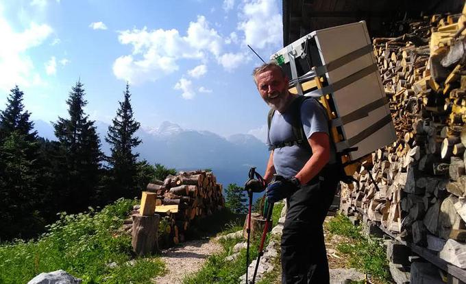 Franci Beguš je oskrbnik Orožnove koče na Planini nad Liscem, ki je dostopna zgolj po peš poti. Vse, kar ima v koči, Beguš sam in s pomočjo prostovoljcev iz Bohinja do koče znosi na lastnih ramenih. Tudi zamrzovalno skrinjo in plinsko bombo. | Foto: Facebook