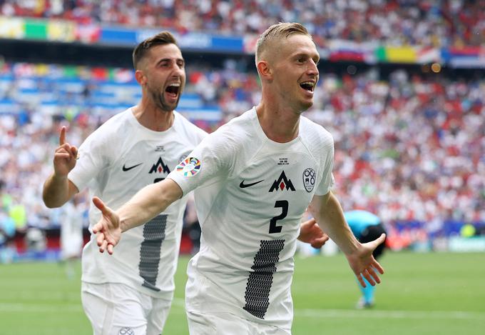 Žan Karničnik in Matjaž Kek sta prevzela nagrado za ekipo leta, slovensko nogometno reprezentanco.  | Foto: Reuters