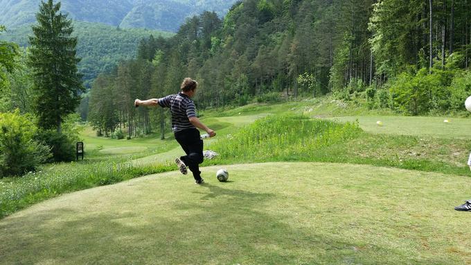 Footgolf je nov šport, ki združuje nogomet in golf. Posebnost tega športa je, da namesto z golf žogo in golf palico na igrišču igrate z nogometno žogo.  | Foto: Footgolf.si