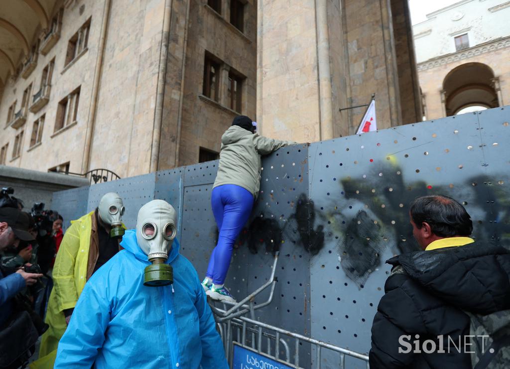 Protestniki pred gruzijskim parlamentom v Tbilisiju