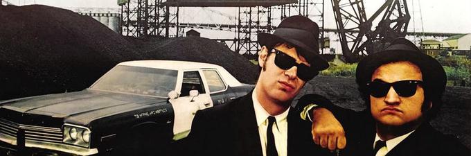 Kultna glasbena komedija Johna Landisa spremlja pravkar izpuščenega kaznjenca Jaka (John Belushi) in njegovega brata Elwooda (Dan Aykroyd), ki poskušata rešiti katoliški internat, v katerem sta odraščala. V ta namen znova združita svojo staro glasbeno zasedbo in pripravita koncert. • V četrtek, 11. 10., ob 17. uri na TV 1000.*

 | Foto: 