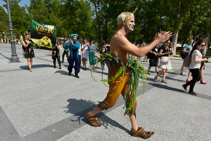 Artist iz Cirque du Soleil je v mesto prinesel nevsakdanje vzdušje. | Foto: STA ,