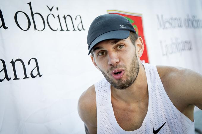 V nasprotju s Kraljem, ki ima za seboj izdatno maratonsko kilometrino, je v nedeljo svoj prvi maraton odkljukal 25-letni Ian Oskar Katanec, ki smo ga pred ljubljanskim maratonom predstavili v rubriki Obrazi ljubljanskega maratona. Takrat je dejal, da si je za cilj zadal tek pod tremi urami in 15 minutami, po "42-ki" pa priznal, da se je potihoma želel spustiti pod mejo treh ur, a mu to ni uspelo. V cilj je pritekel v treh urah in nekaj minutah, na progi pa bil bitko s samim seboj. Pestile so ga trebušne težave, pri 37 kilometru se je v glavo že prikradla misel, da ne bo videl ciljne črte, a je nato s pomočjo dekleta in brata, ki sta ga spremljala na poti, uresničil velik cilj. | Foto: Ana Kovač