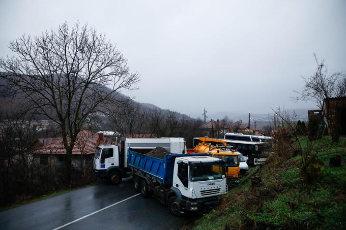 Kosovski Srbi v znak protesta proti oblastem v Prištini postavljajo barikade. | Foto: Reuters