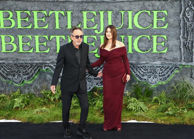 Tim Burton v družbi Monice Belluci konec avgusta na črno beli preprogi v Londonu na premieri Beetlejuice Beetlejuice. | Foto: Guliverimage