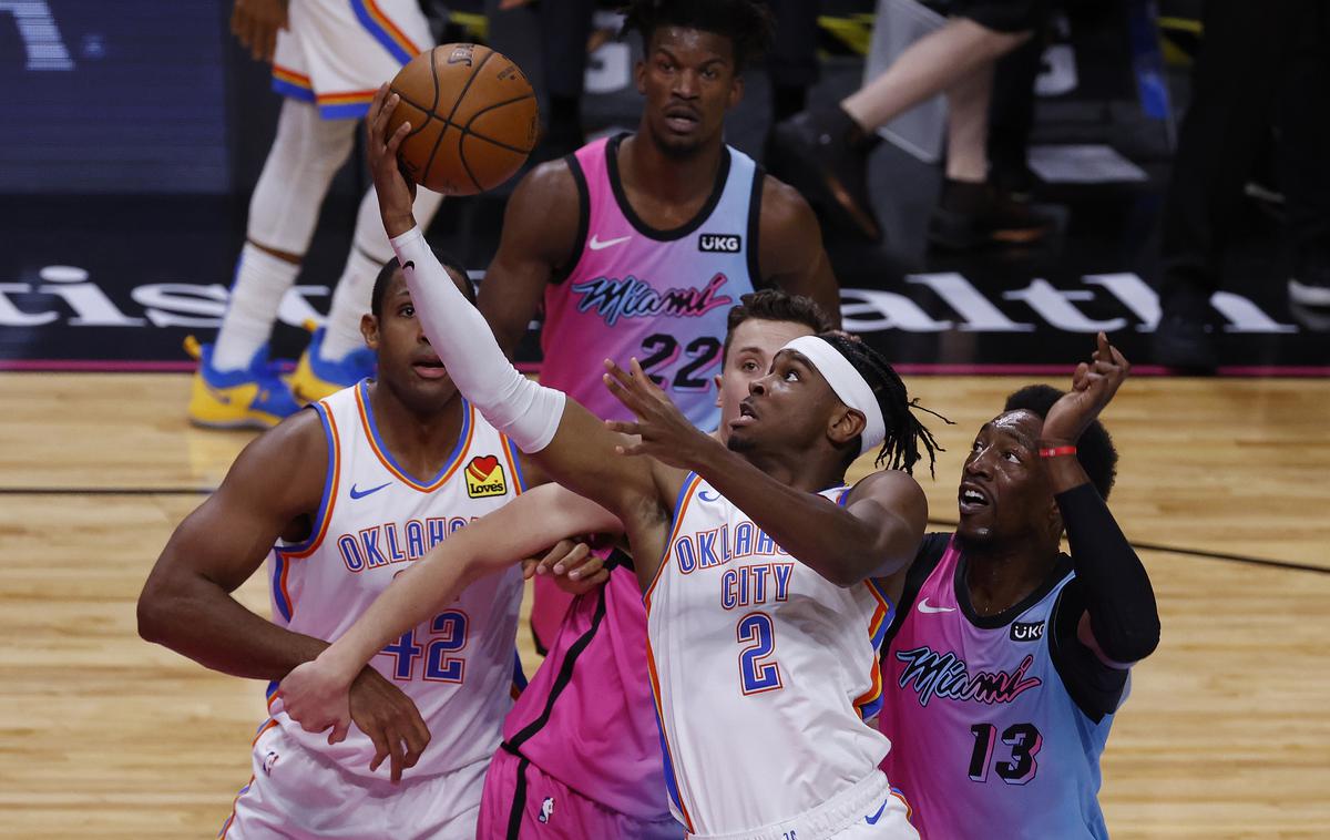 Miami Oklahoma City | Košarkarji Miamija so proti Oklahoma City Thunder nastopili v posebnih dresih in tudi po zaslugi Gorana Dragića visoko odpravili goste, nato pa je za popoln slovenski večer v ligi NBA poskrbel še Luka Dončić, ki je zablestel na teksaškem derbiju v Houstonu. | Foto Reuters