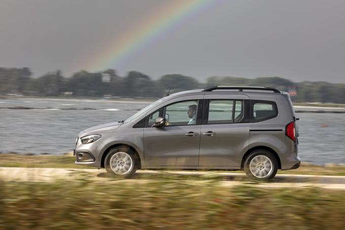 Številni varnostni sistemi in sistemi za pomoč pri vožnji omogočajo udobno in brezskrbno vožnjo. | Foto: Mercedes-Benz AG