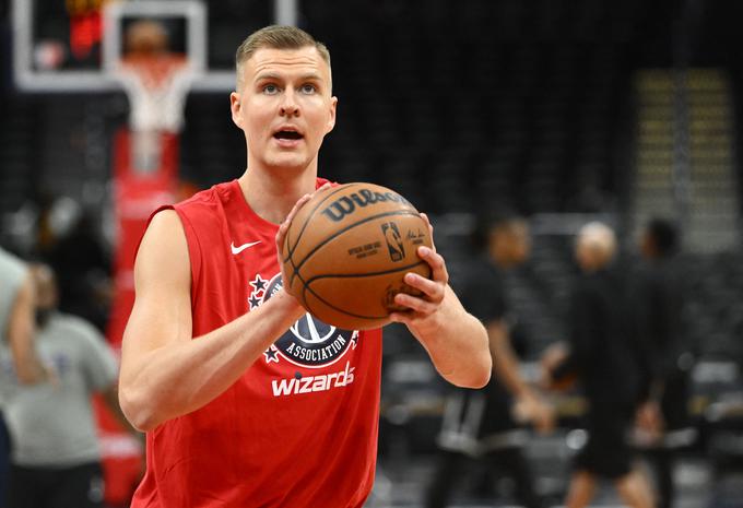 Kristaps Porzingis v tej sezoni pri Washingtonu na tekmo v povprečju dosega 19 točk. Proti Mavericks ga bi bilo na parketu, saj je zaradi poškodbe mišice izpustil srečanje proti nekdanjim soigralcem iz Teksasa. | Foto: Reuters