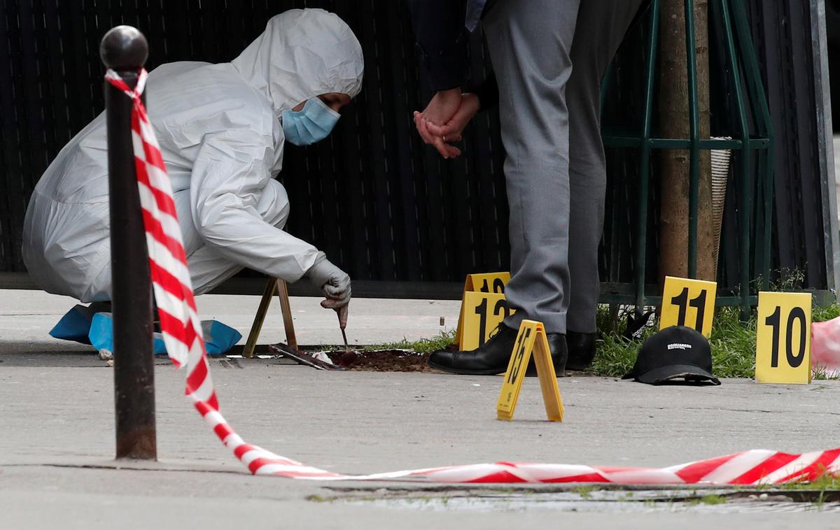 Francoska policija umor | Policija je dele trupla umorjene mame našla v okolici stanovanja, nekatere tudi v plastičnih zabojnikih. | Foto Reuters