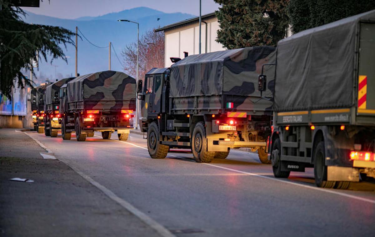 Bergamo | V Italiji zaradi hitre širitve koronavirusa in številnih smrtnih žrtev vladajo izredne razmere. Eno od žarišč virusa je v Bergamu, kjer pri prevozu trupel v krematorije pomaga celo vojska. "Ljudje umirajo sami," opozarja srbska odbojkarica Jovana Brakočević. | Foto Reuters