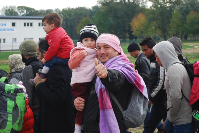 Begunci pred namestitvenim centrom v Gornji Radgoni leta 2015. | Foto: STA ,