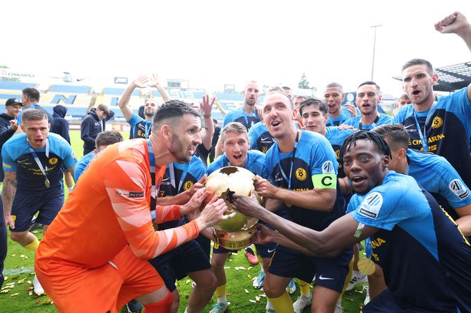 Celjani so na zadnjih treh domačih tekmah v knežjem mestu vselej premagali Koprčane. Na zadnji tekmi v prejšnji sezoni so Celjani zmagali z 2:1, junak srečanja pa je bil dvakratni strelec Aljoša Matko. Tisto tekmo je 12. maja spremljalo kar 5.240 gledalcev, po tekmi pa je kapetan Denis Popović visoko v zrak dvignil "kanto". Ta konec tedna se bo v knežjem mestu predstavil kot gost.  | Foto: www.alesfevzer.com