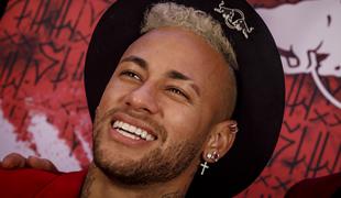 Neymar slekel majico in presenetil: "Videti je, da je na robu uničenja lastne kariere"