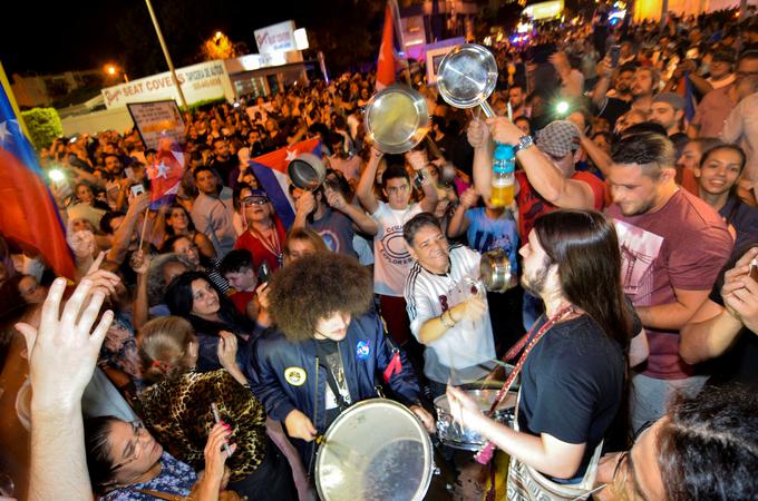 Tako so se pripadniki kubanske skupnosti ob smrti Castra veselili v Miamiju v ZDA. | Foto: Reuters