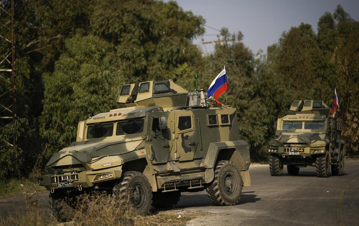 Ruski vojaki v Siriji | Ruska bojna vozila v bližini Tartusa, kjer ima Rusija pomorsko oporišče.  | Foto Guliverimage