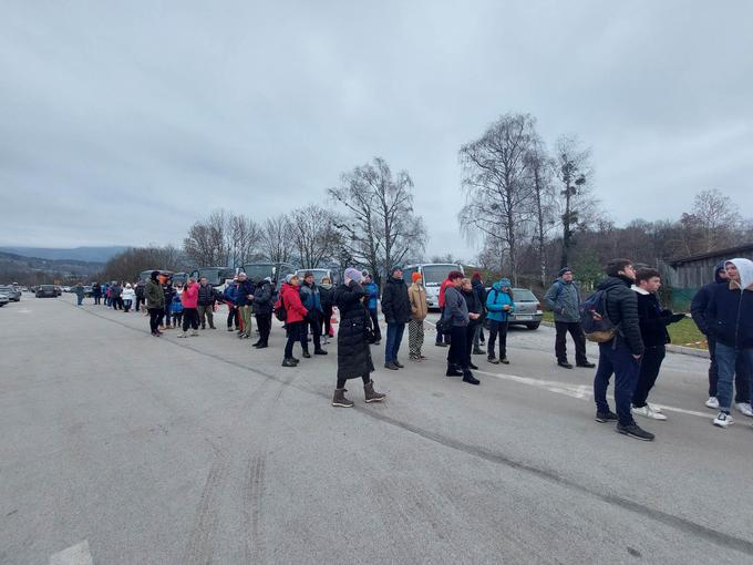 Navijači so v jutranjih urah nerazumljivo dolgo čakali na organiziran prevoz do Rudnega polja.  | Foto: Bralec