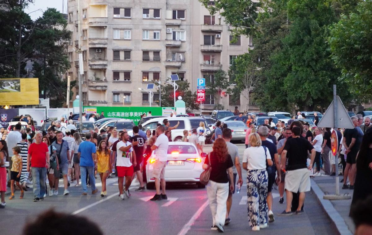 Beograd, protesti | V nedeljo so pred sedežem vlade sledili novi protesti in blokade, potem ko je policija pridržala tri protestnike, ki so blokirali železniški promet. Sodišče za prekrške v Beogradu je za enega od njih po poročanju portala N1 Srbija odredilo 40 dni pripora, za druga dva po 30 dni. | Foto STA