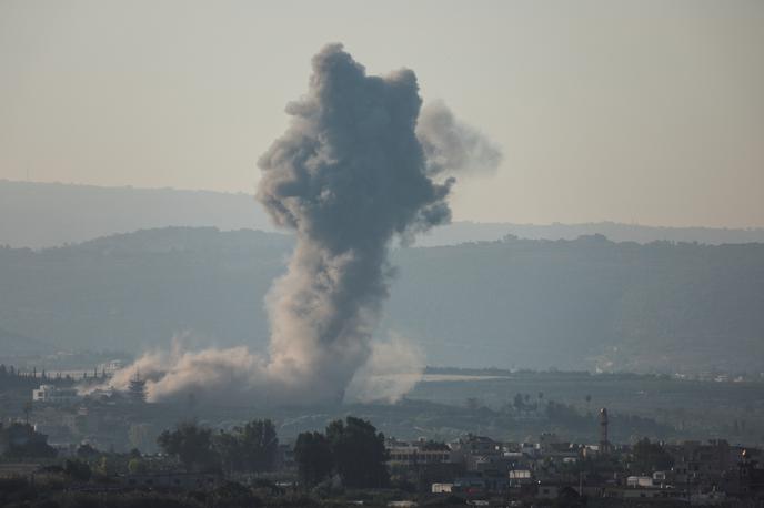 Libanon | Izraelska vojska je po 5. uri po lokalnem času izvedla več napadov na različna območja juga Libanona, povzema libanonsko tiskovno agencijo francoska AFP. | Foto Reuters