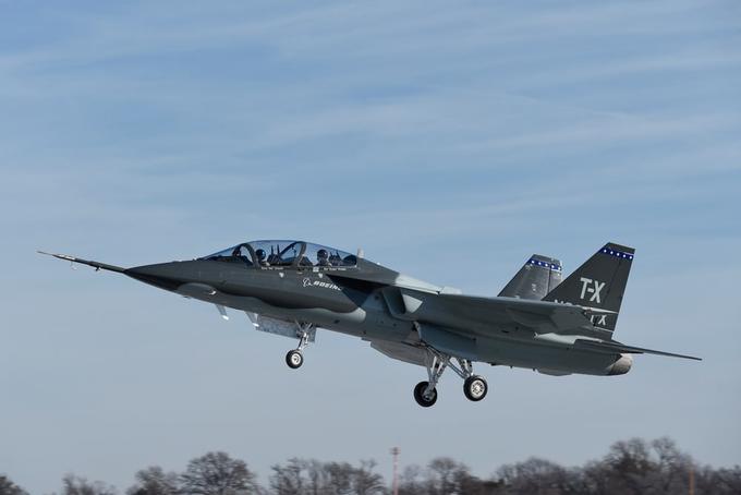 Prvi, 55 minut dolg testni polet sta opravila Boeingov testni pilot Steven Schmidt in glavni pilot programa letalskih inštruktorjev Air Force Dan Draeger. | Foto: Boeing