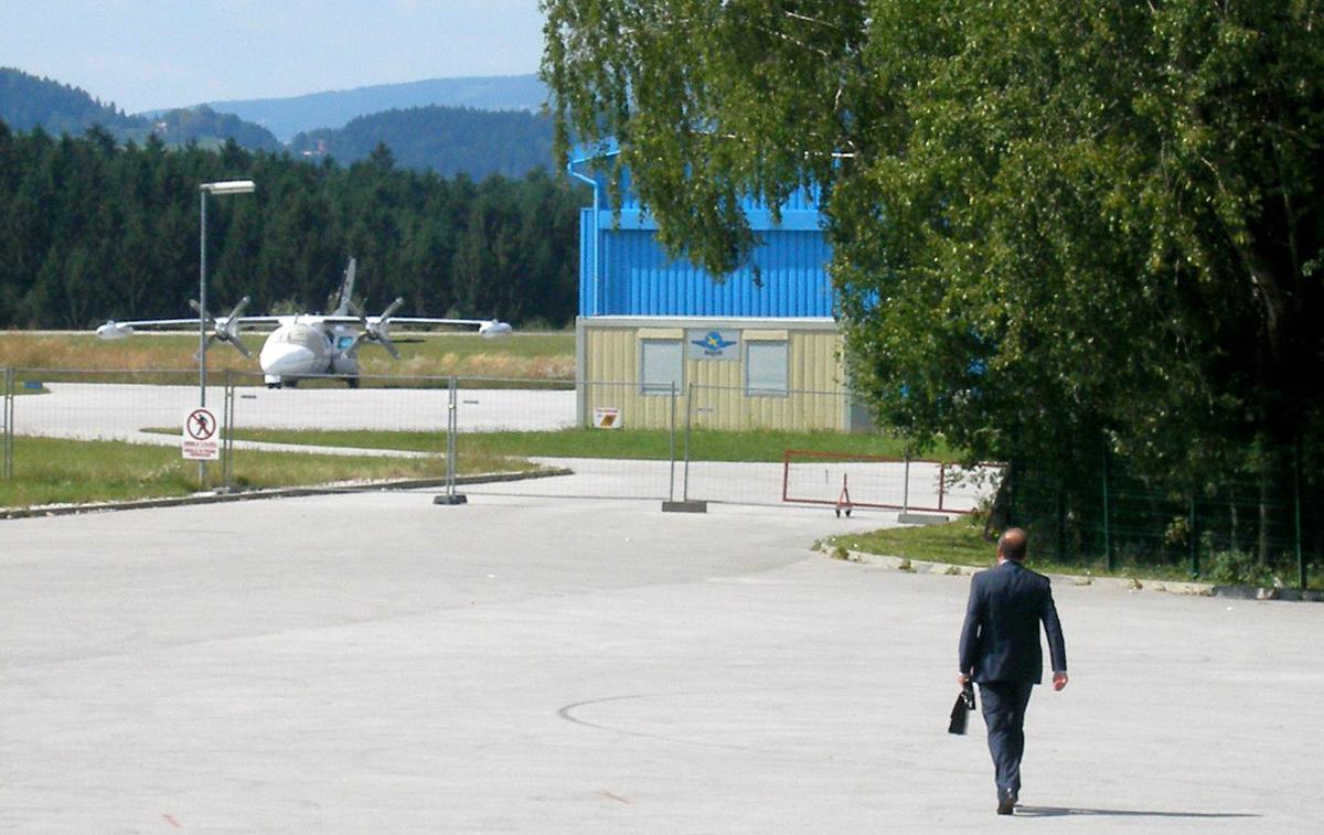 aerodrom Slovenj Gradec | Kot je novembra lani poročal časnik Večer, skuša Zakeršnik Aerodrom Slovenj Gradec že dlje časa prodati, tako z objavami na domačem kot tujem trgu, in sicer po ceni osem milijonov evrov. | Foto STA