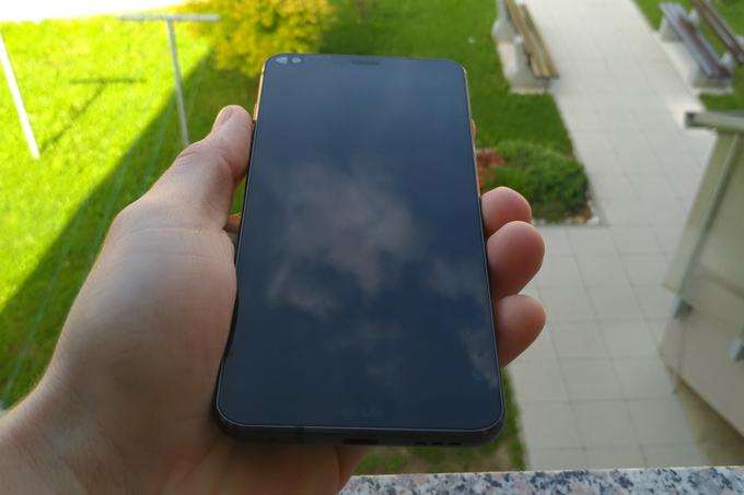 LG je pametni telefon G6 naredil z mislijo na uporabnike, ki mobilne naprave pogosto uporabljajo z eno roko. To je pri G6 namreč izvedljivo bolj kot pri večini najbližnjih tekmecev. Izjema je prav tako zelo tanek in ozek Samsung Galaxy S8.  | Foto: Matic Tomšič