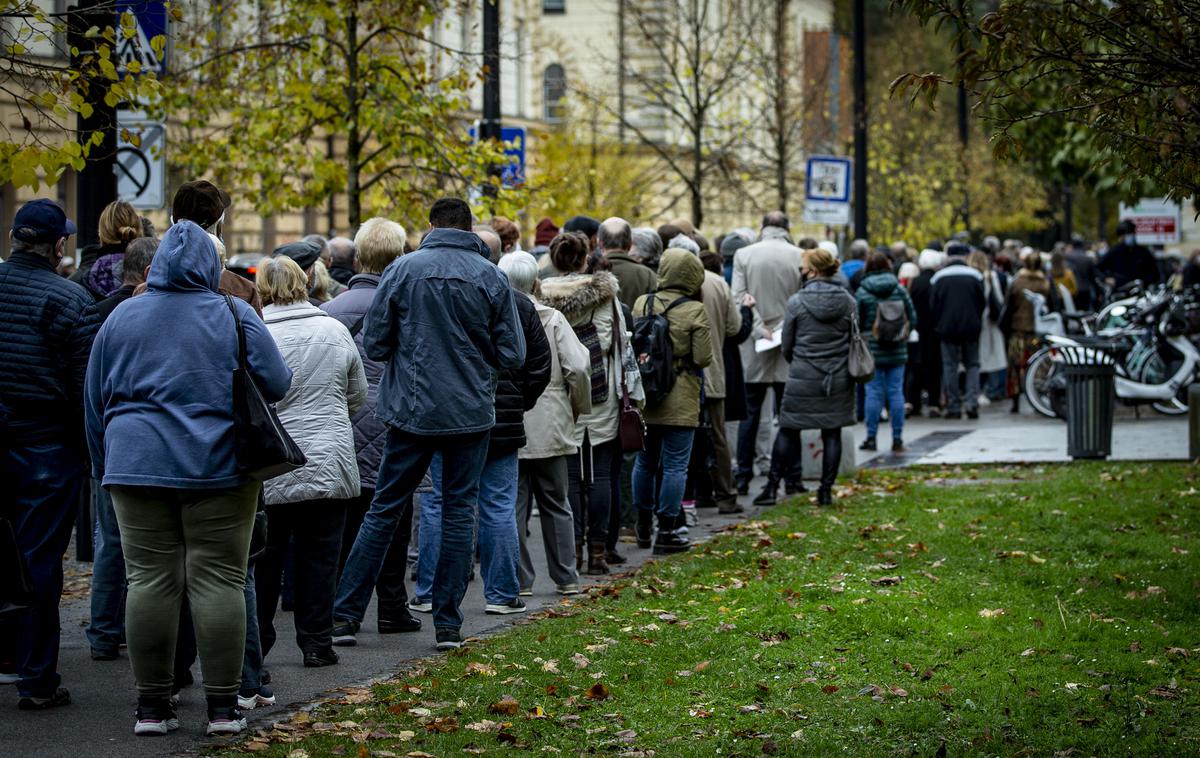 Cepljenje in testiranje | Cepilni centri zaradi velikega zanimanja za cepljenje krepijo ekipe in omogočajo dodatne termine. A prej preverite, kje se lahko cepite.  | Foto Ana Kovač