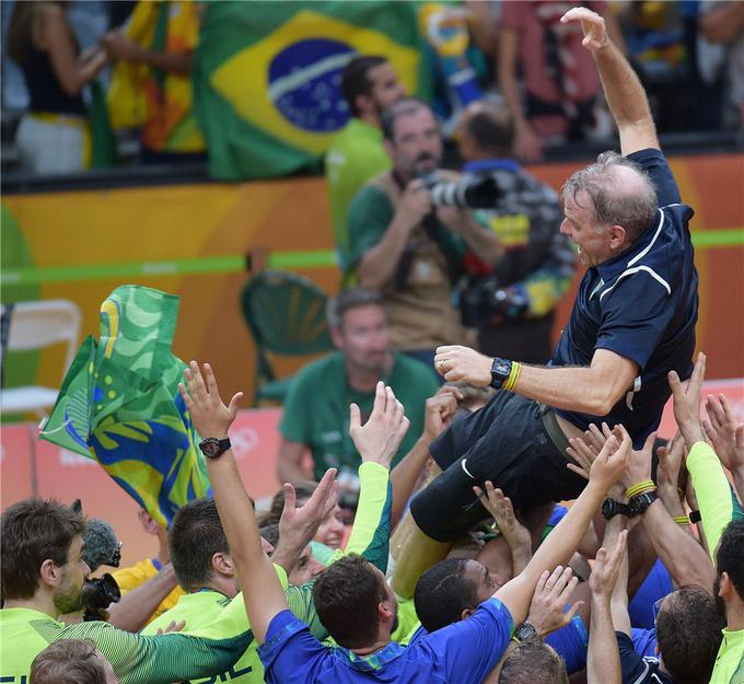 Bernardo Rezende je na klopi Brazilije že vse od leta 2001. To je zanj drugo olimpijsko zlato, prvo je osvojil z Gibo, Murilom in druščino v Atenah 2004. | Foto: FIVB