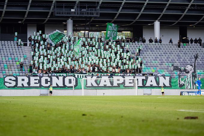 Navijaška skupina Green Dragons se je poklonila Timiju Maxu Elšniku.  | Foto: Grega Valančič/www.alesfevzer.com