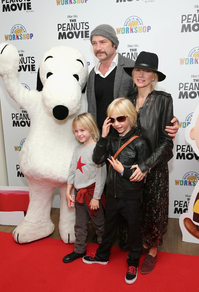 Naomi in Liev s sinovoma lani novembra na premieri animiranega filma Snoopy in Charlie Brown: Film o Arašidkih. | Foto: Getty Images