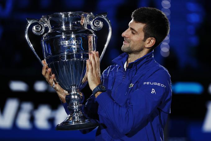 Đoković je že danes prejel pokal za osvojeno prvo mesto na lestvici ATP v letu 2021. | Foto: Reuters