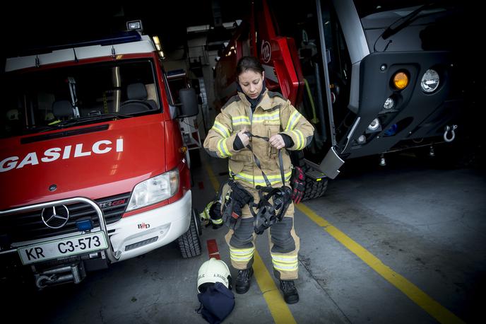 Gasilka Anuška Mandeljc | Med članicami je več kot 5700 operativnih gasilk z ustreznimi znanji, ki se udeležujejo intervencij in organizirajo samostojne operativne vaje. Povečuje se število prvih posredovalk, nosilk IDA (izolirnih dihalnih naprav), tehničnih reševalk in gasilk, ki opravljajo delo v logistiki. Imamo tudi voznice intervencijskih vozil, za katera je potreben izpit C kategorije. | Foto Ana Kovač