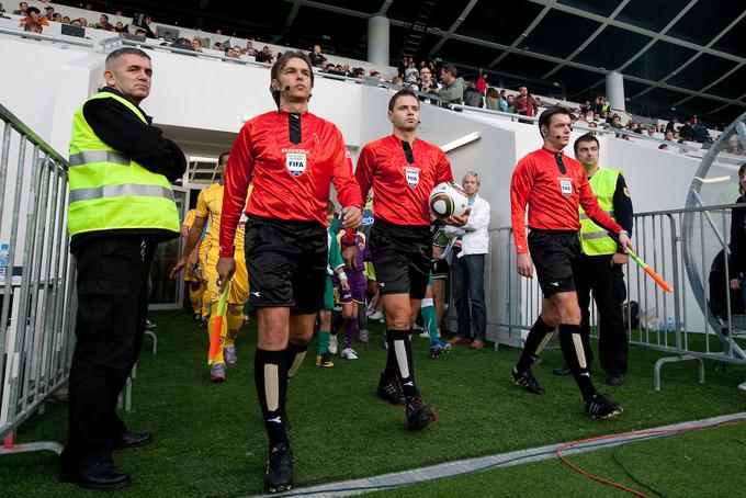 Skomina na tekmi med NK Olimpijo in NK Maribor septembra 2010 v Stožicah. | Foto: Vid Ponikvar