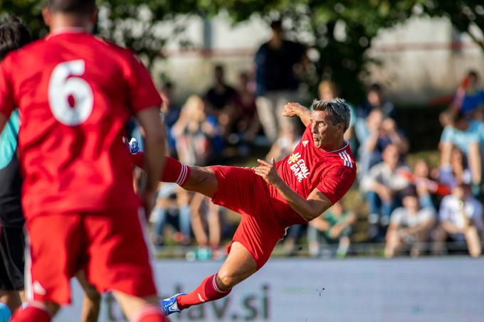 Rdeči so na koncu zmagali s 6:1, nekdanji kapetan slovenske reprezentance Milenko Ačimović in soigralci pa so dokazali, da še zdaleč niso za staro šaro. | Foto: Urban Urbanc/Sportida