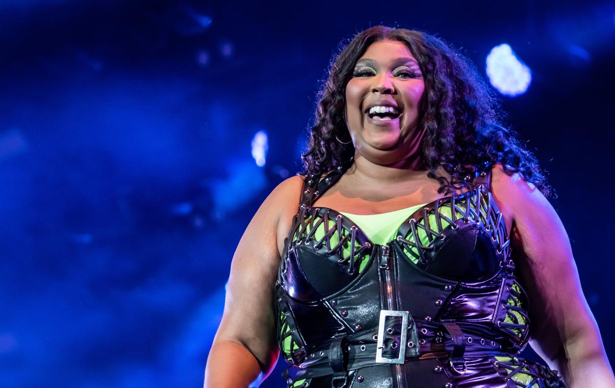 Lizzo | Arianna Davis, Crystal Williams in Noelle Rodriguez pevko obtožujejo, da so bile med letoma 2021 in 2023 "prisiljene prenašati spolno ponižujoče vedenje in sodelovati v motečih spolnih predstavah".  | Foto Guliverimage