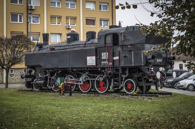 Prenovljene parne lokomotive JŽ 53–017 pred železniško postajo Murska Sobota se je prejel vzdevek Gorička Mariška, čeprav to ni tista prava Gorička Mariška, ki je ob ukinitvi proge med Puconci in Hodošem leta 1968 opravila zadnjo vožnjo na tej progi. Ta lokomotiva iz leta 1928 je vozila po pomurskih in prekmurskih progah, Slovenske železnice pa so jo podarile mestu Murska Sobota, ki jo je s ponosom postavilo na ogled,
 | Foto: Ana Kovač