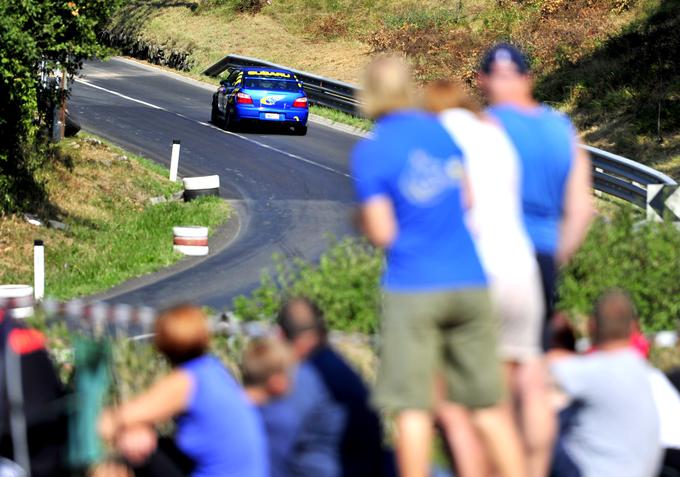 Pogled v zahteven levi ovinek, ki velja za enega ključnih. Odpira namreč pot proti dolgi ravnici, kjer dirkalniki dosegajo najvišje hitrosti. Visoka izstopna hitrost je tu torej ključna.  | Foto: Gregor Pavšič