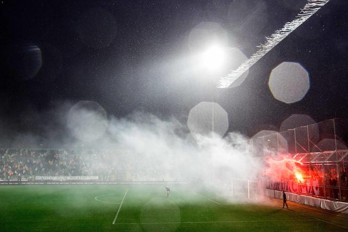 Torcida je v veselju prižgala tudi nekaj bakl, ki pa so jih neumorne dežne kaplje hitro pogasile. Tako je narava olajšala delo gasilcem, ki jih na jadranskih derbijih ponavadi zaradi prižganih pirotehničnih sredstev čaka veliko dela. | Foto: Vid Ponikvar