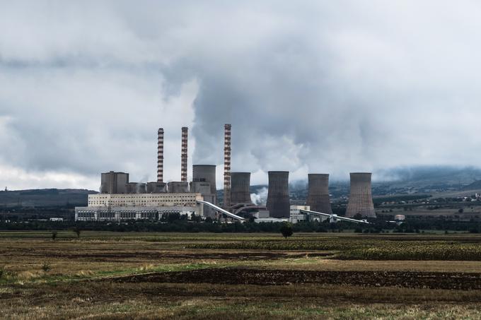 "Rusi so bili pred vojno tudi daleč največji izvozniki jedrskih elektrarn. Njihov vojaški napad na jedrsko elektrarno je zato mogoče primerjati tudi s prodajalcem avtomobila, ki vam avto najprej proda, nato pa vam po nekaj tednih pride na vaše dvorišče prerezat gume," je bil na Twitterju kritičen Cizelj. | Foto: Unsplash