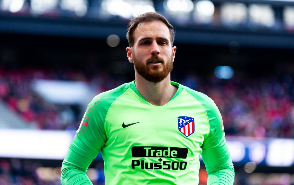 Jan Oblak | Jan Oblak je zaradi poškodbe dvoboj v Jeruzalemu spremljal s klopi za rezervne igralce. | Foto Getty Images