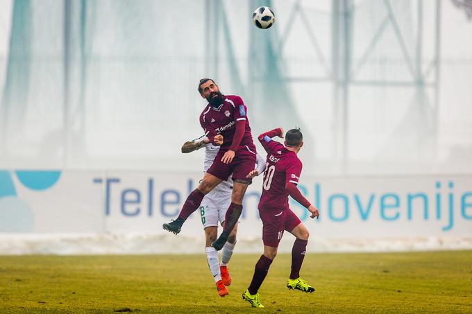 V Kranju je igro oteževala megla. | Foto: Žiga Zupan/Sportida