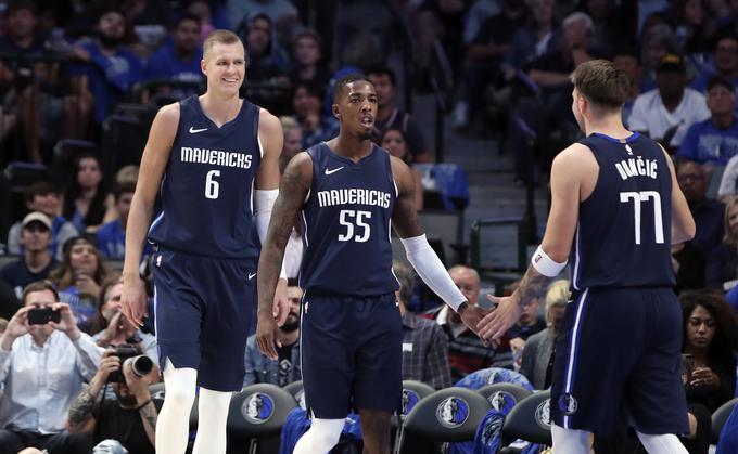 Luka Dončić, Delon Wright in Kristaps Porzingis so bili najbolj razpoloženi košarkarji Dallasa. | Foto: Reuters