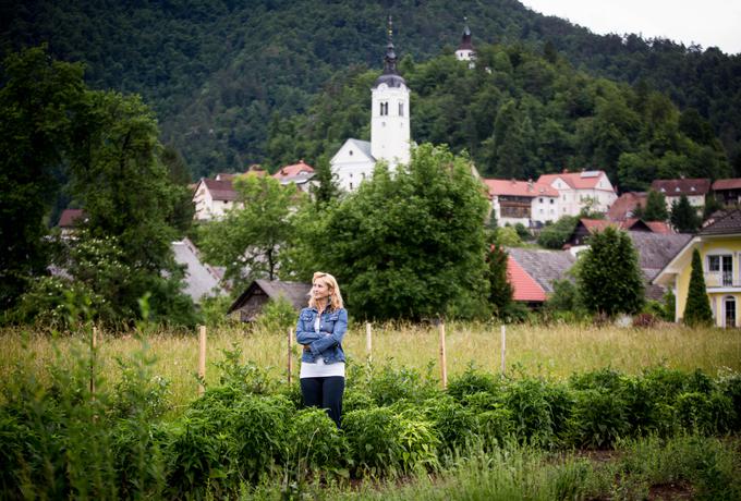 "Ko sem ostala brez službe, sem začela veliko hoditi po zeliščnih vrtovih in večkrat sem ugotovila, da imam jaz doma več zelišč kot oni." | Foto: Vid Ponikvar