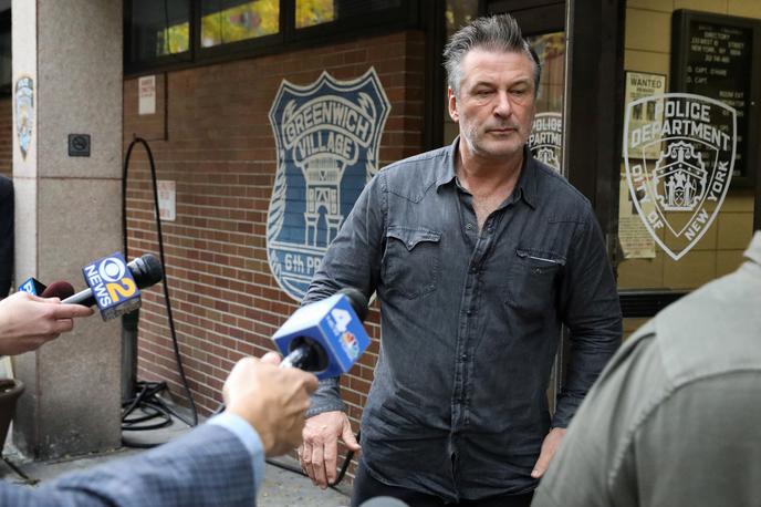 Alec Baldwin | Ko je zapuščal policijsko postajo, je ignoriral vse novinarje. | Foto Reuters