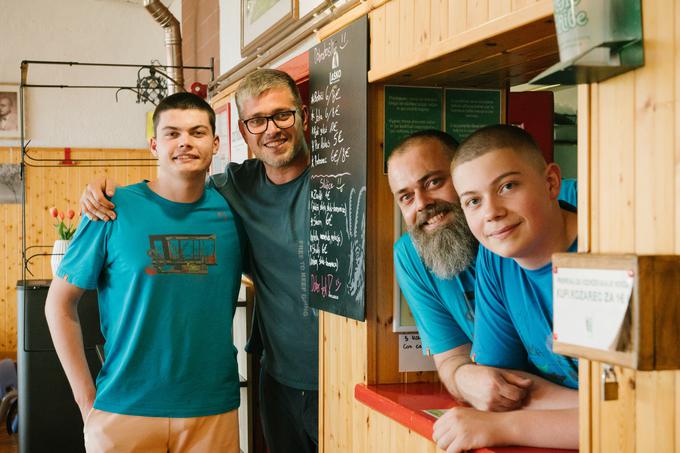 Širša ekipa, ki skrbi za gostoljubje in dobro hrano na Tumovi koči na Slavniku.  | Foto: Jan Lukanović